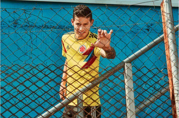 La nueva camiseta de Colombia modelada por James Rodríguez. Foto: Adidas.