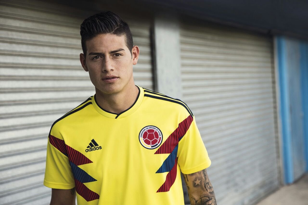 La nueva camiseta de Colombia modelada por James Rodríguez. Foto: Adidas.