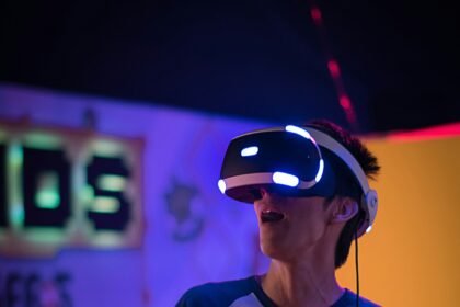 Hombre disfrutando de la realidad virtual con un visor de VR