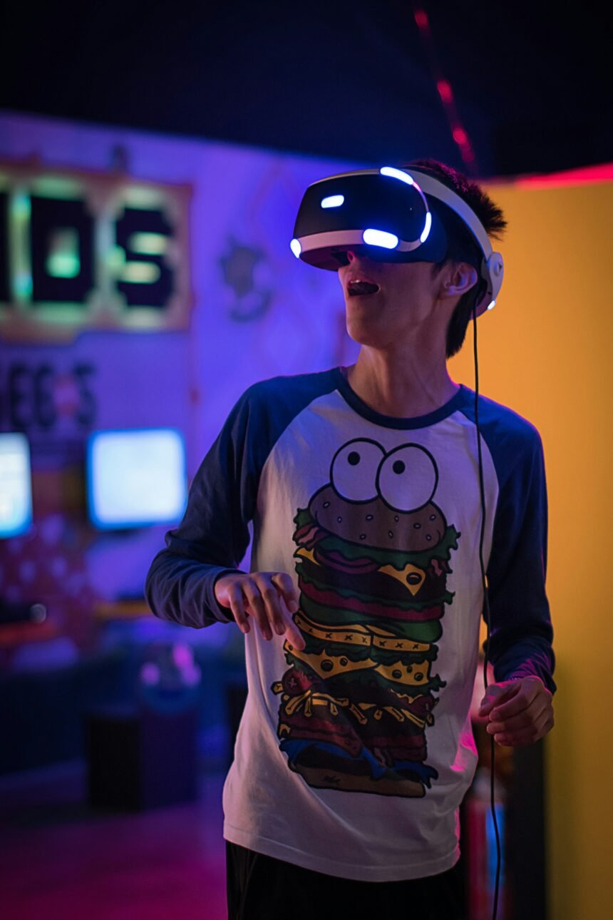 Hombre disfrutando de la realidad virtual con un visor de VR