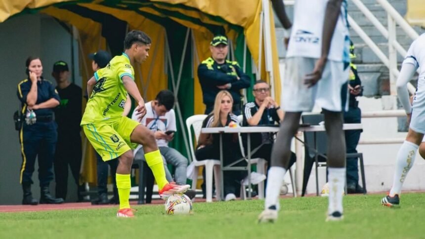 Con 17 años, el volante del barrio 20 de julio debutó como profesional, siendo figura de su equipo en la goleada ante Atlético FC.
