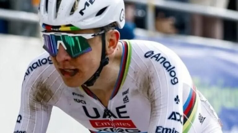 Tadej Pogacar busca completar la triple corona del ciclismo