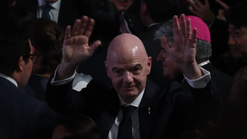 Coalición mundial de hinchas exige renuncia de Gianni Infantino