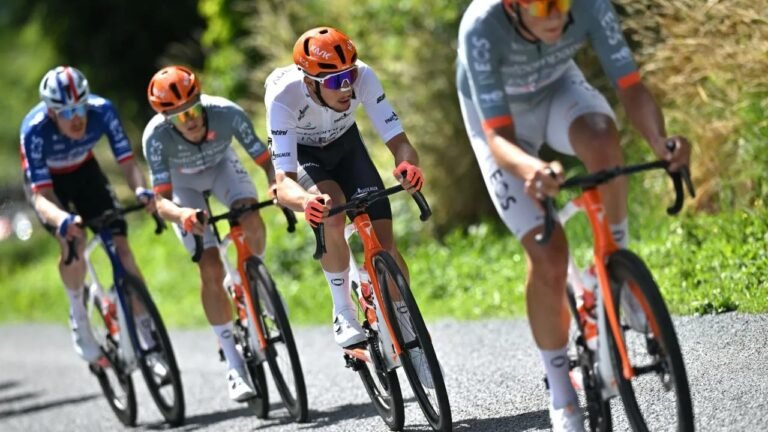 INEOS felicita a Bernal tras un complejo Tour de Francia