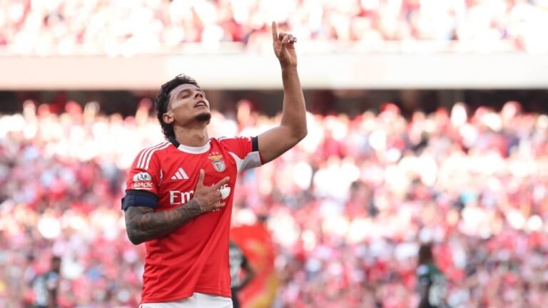 Richard Ríos busca salir del Benfica tras perder la titularidad