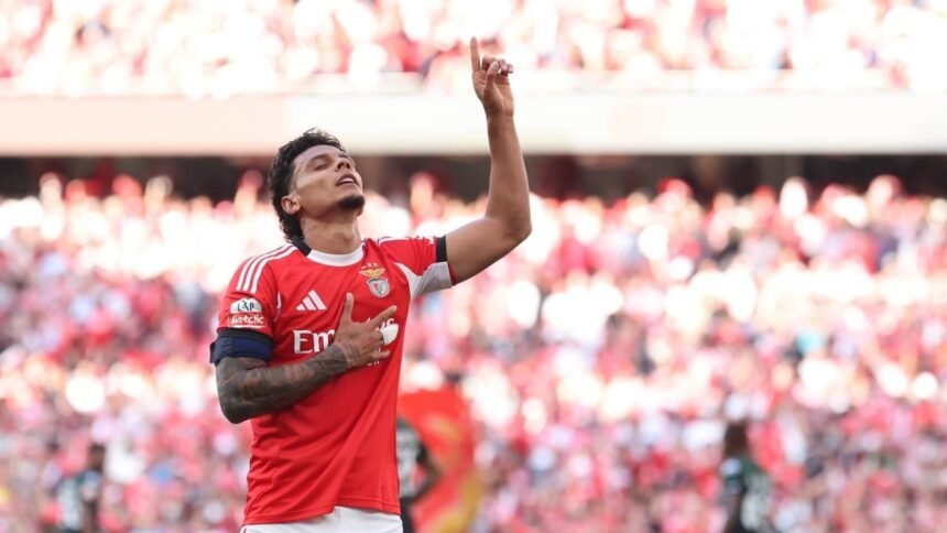 Richard Ríos busca salir del Benfica tras perder la titularidad