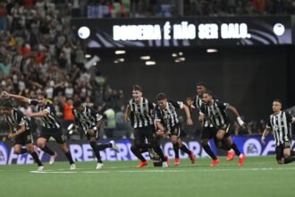 Atlético Mineiro avanza en Sudamericana tras dramática remontada
