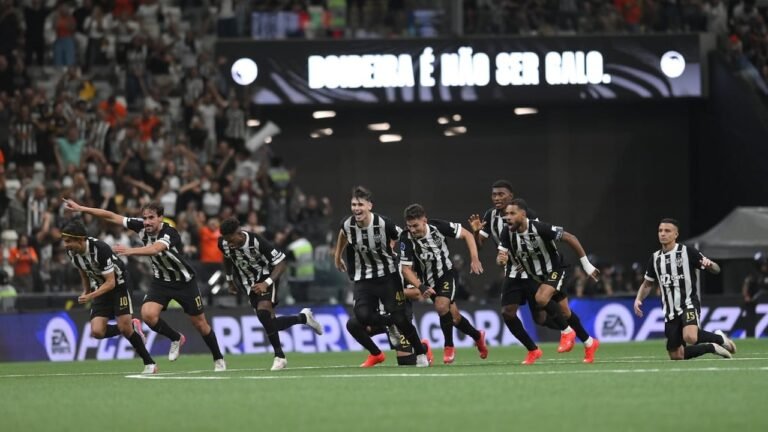 Atlético Mineiro avanza en Sudamericana tras dramática remontada