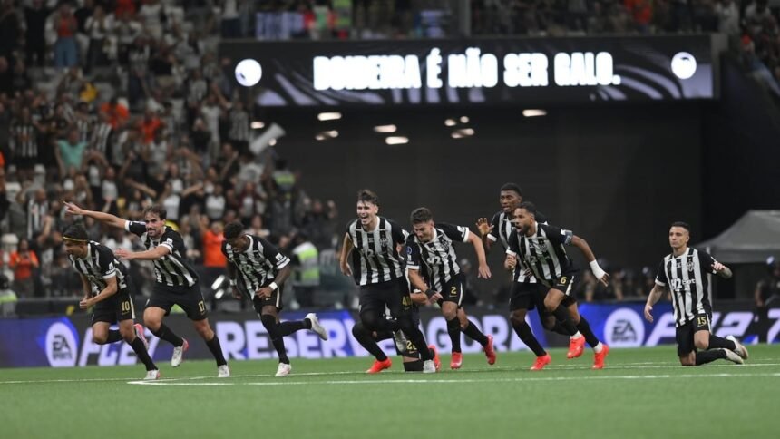 Atlético Mineiro avanza en Sudamericana tras dramática remontada
