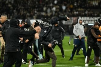 Tensión en la Copa Libertadores: hinchas de Platense invadieron el campo