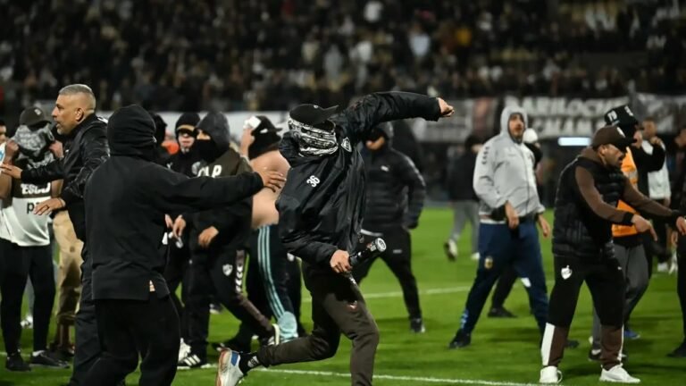 Tensión en la Copa Libertadores: hinchas de Platense invadieron el campo