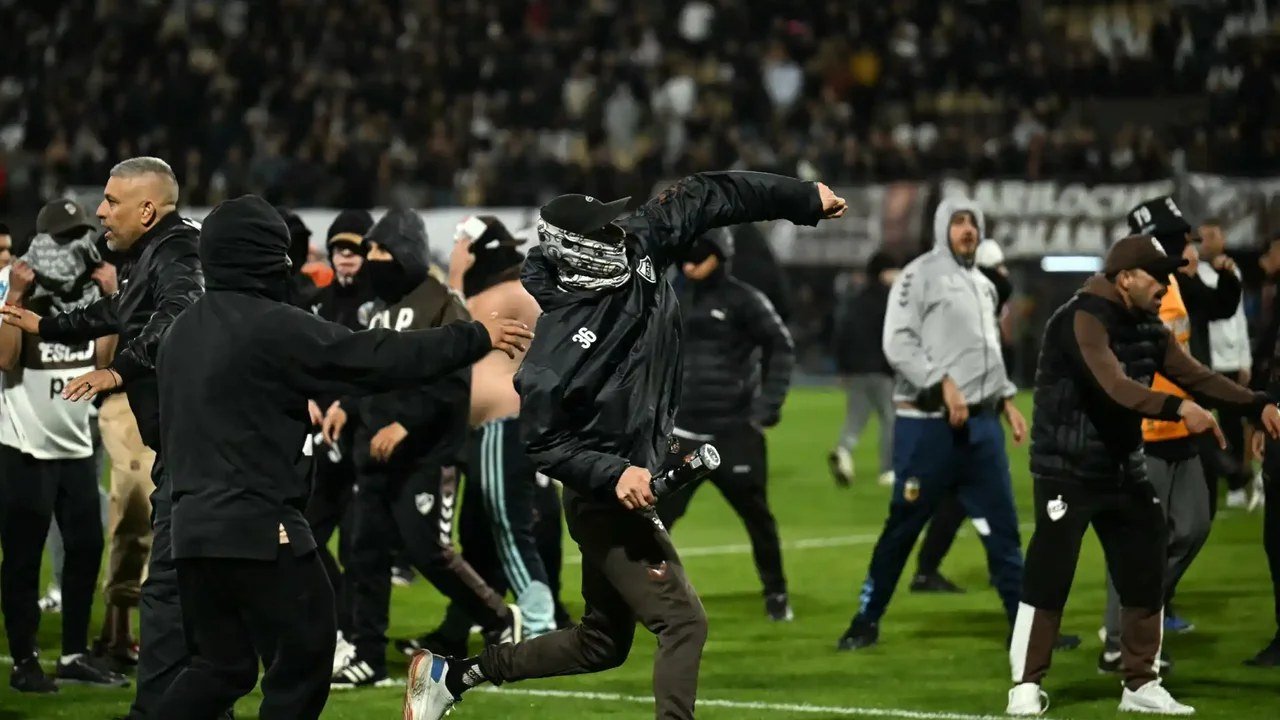 Tensión en la Copa Libertadores: hinchas de Platense invadieron el campo
