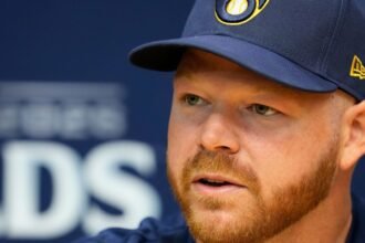 Brandon Woodruff en duda para la Serie Mundial con Cerveceros