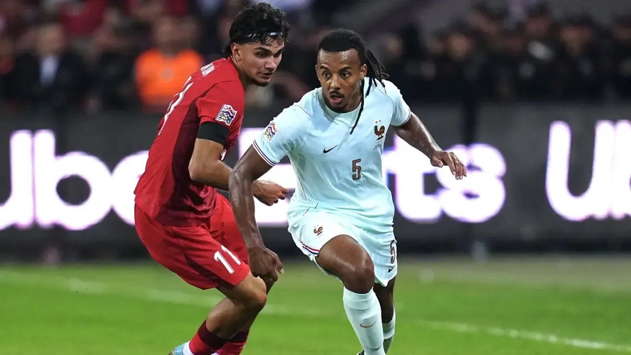 Jules Koundé busca recuperar la titularidad en el Barcelona tras el parón internacional