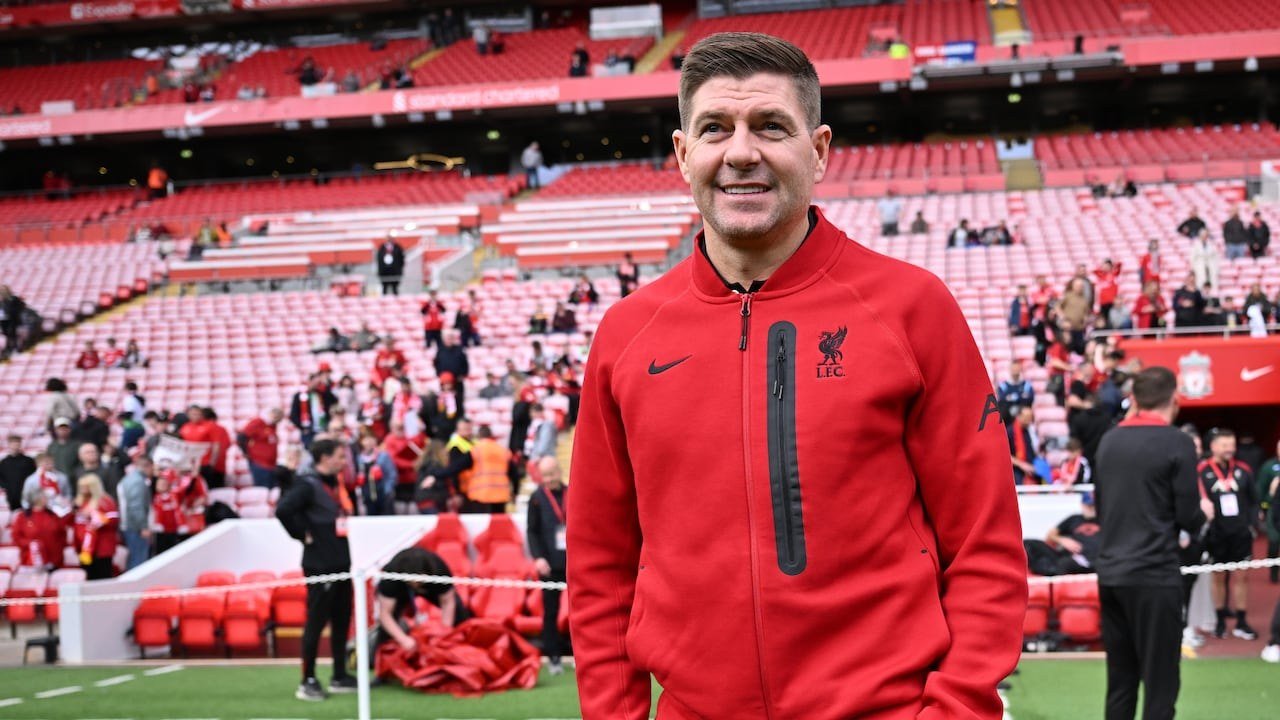 Steven Gerrard critica las sanciones al Manchester City por infracciones financieras
