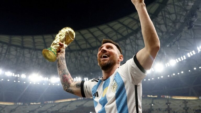 Subastarán réplica de la Copa del Mundo que levantó Messi en Qatar