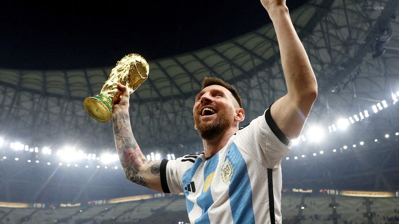 Subastarán réplica de la Copa del Mundo que levantó Messi en Qatar
